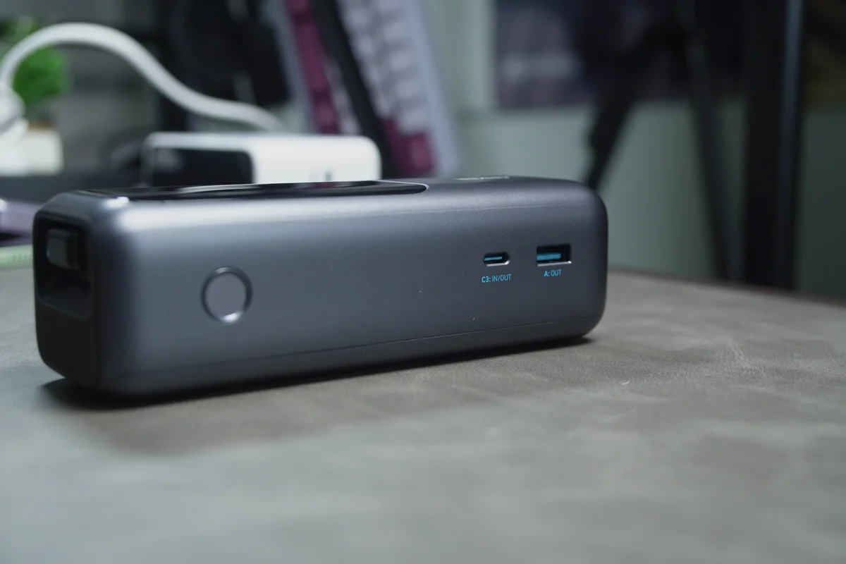 Anker Power Bank(25000mAh, 165W)の電源ボタンとUSB-C・USB-Aポートを写した写真