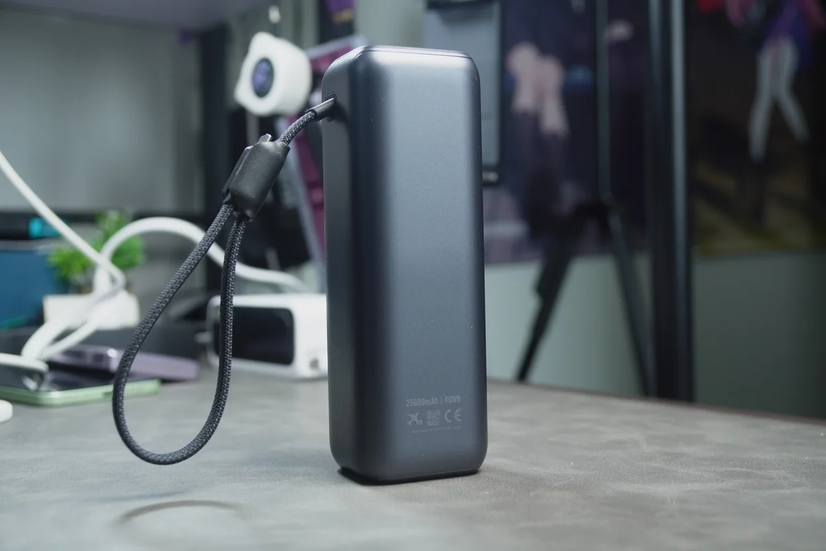 Anker Power Bank(25000mAh, 165W)本体を背面側から立てて撮影した写真
