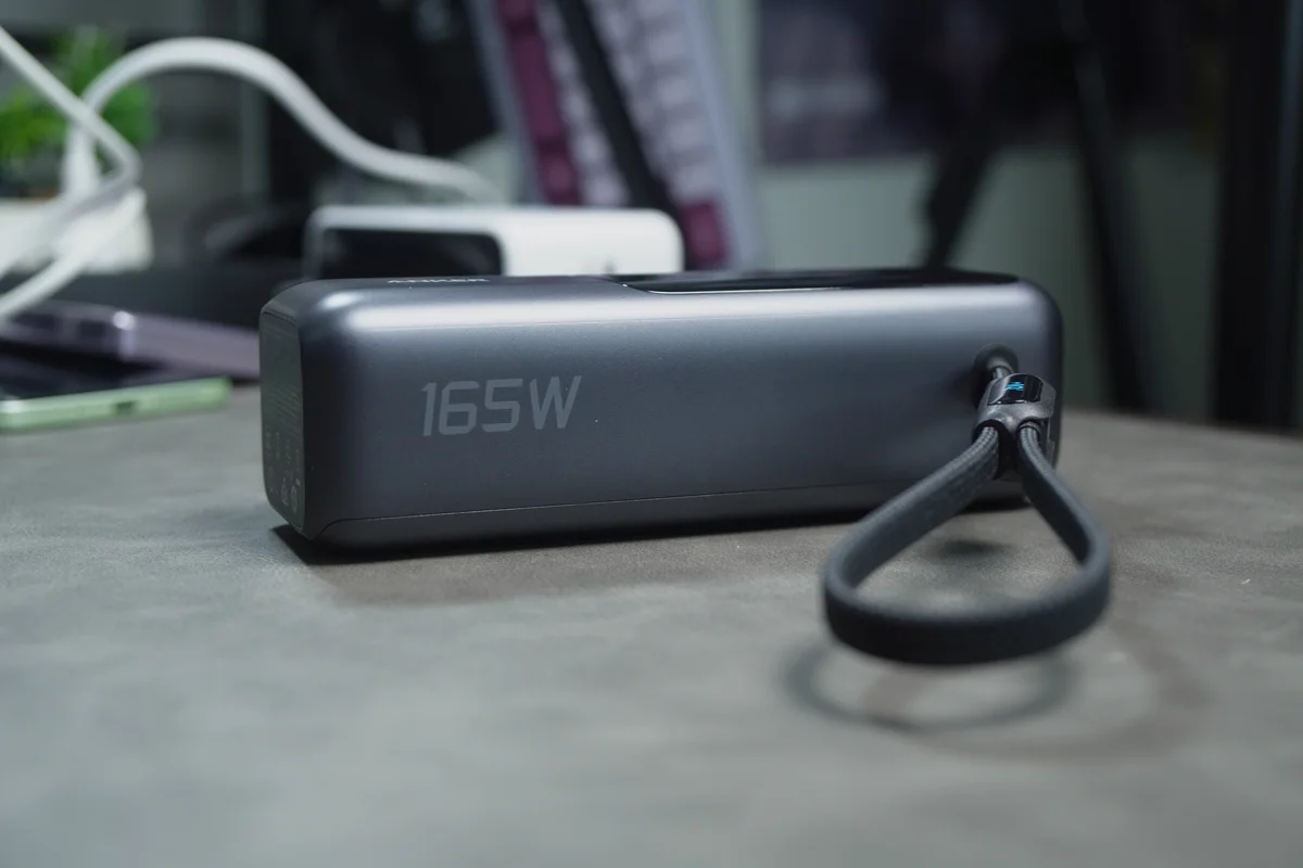 Anker Power Bank(25000mAh, 165W)の側面にプリントされた165Wの表記を写した写真