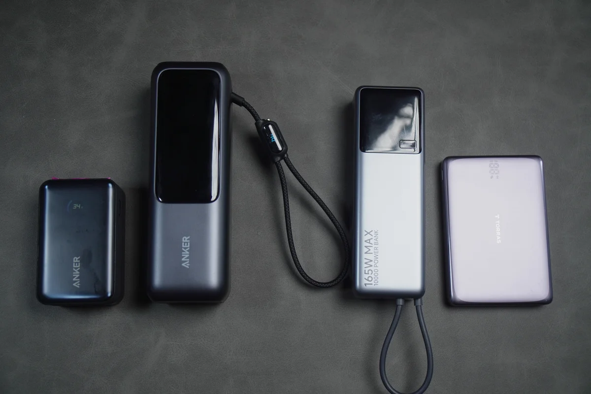 Anker Power Bank(25000mAh, 165W)と他のモバイルバッテリー3台を並べてサイズを比較した写真