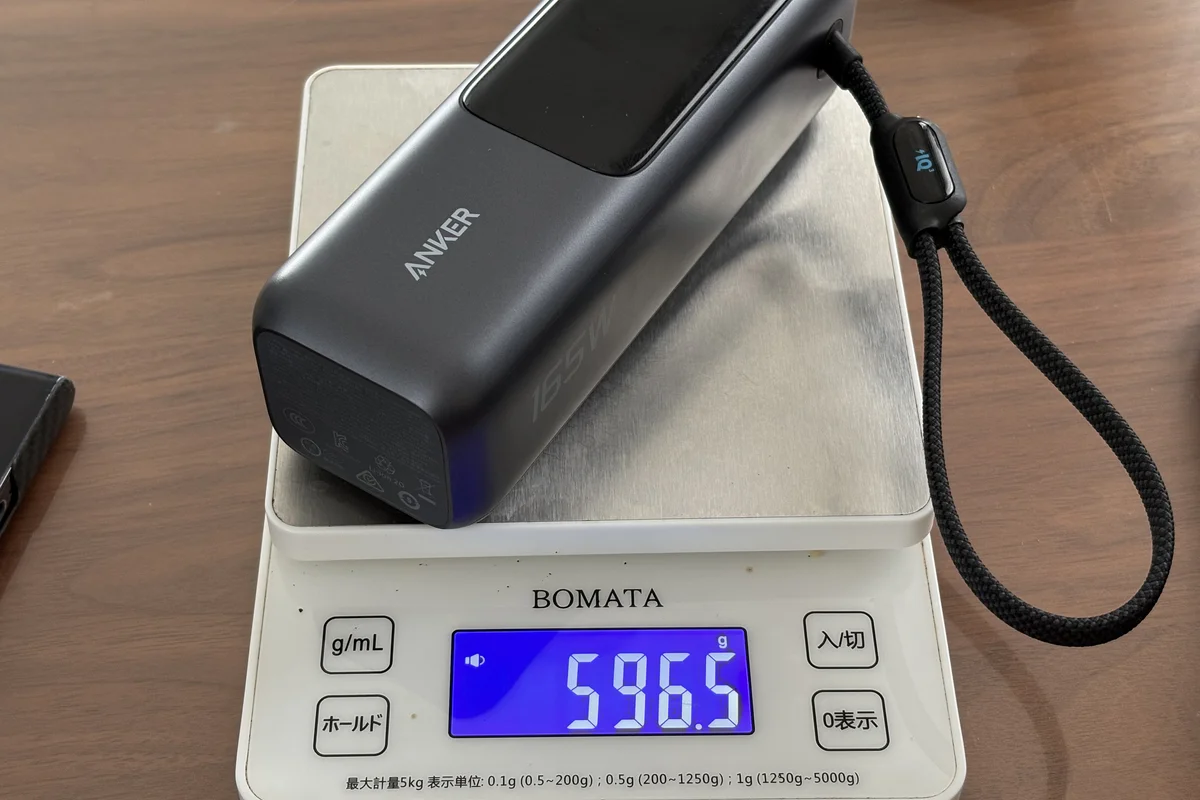 Anker Power Bank(25000mAh, 165W)の重量596.5gをはかりで計測している写真