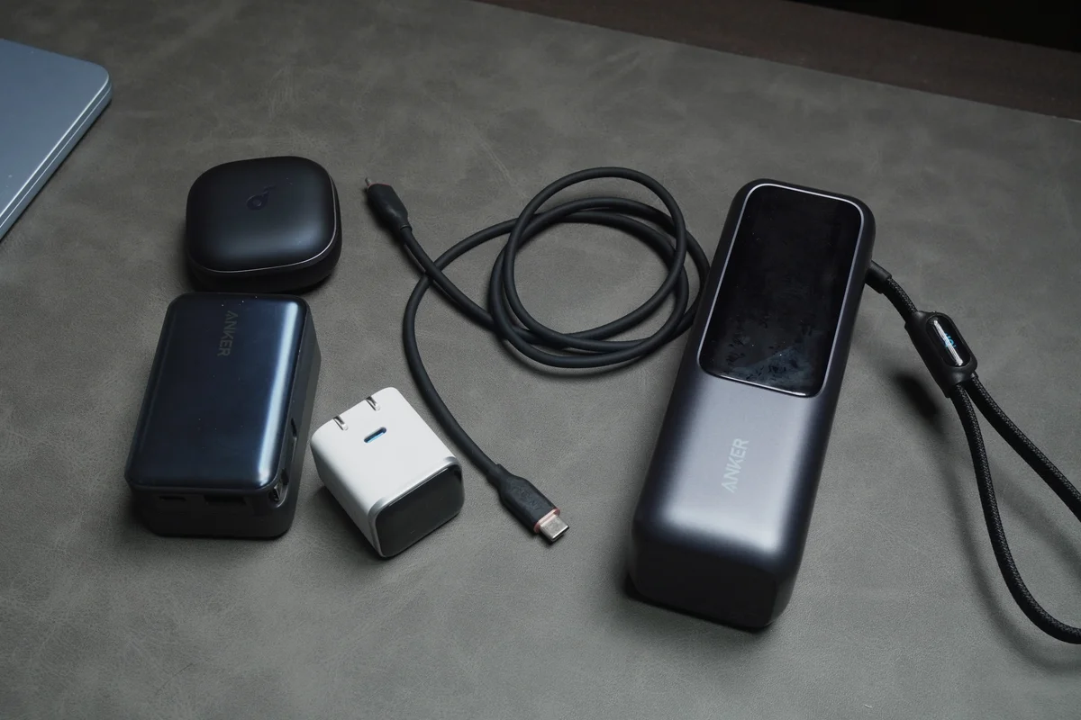 Anker Style Pouchと一緒に収納するガジェット類を並べた写真