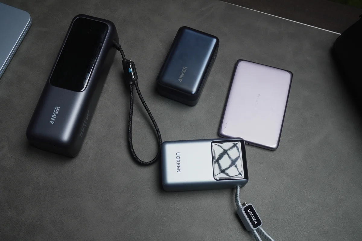 モバイルバッテリーやケーブルなど収納アイテム一式の写真