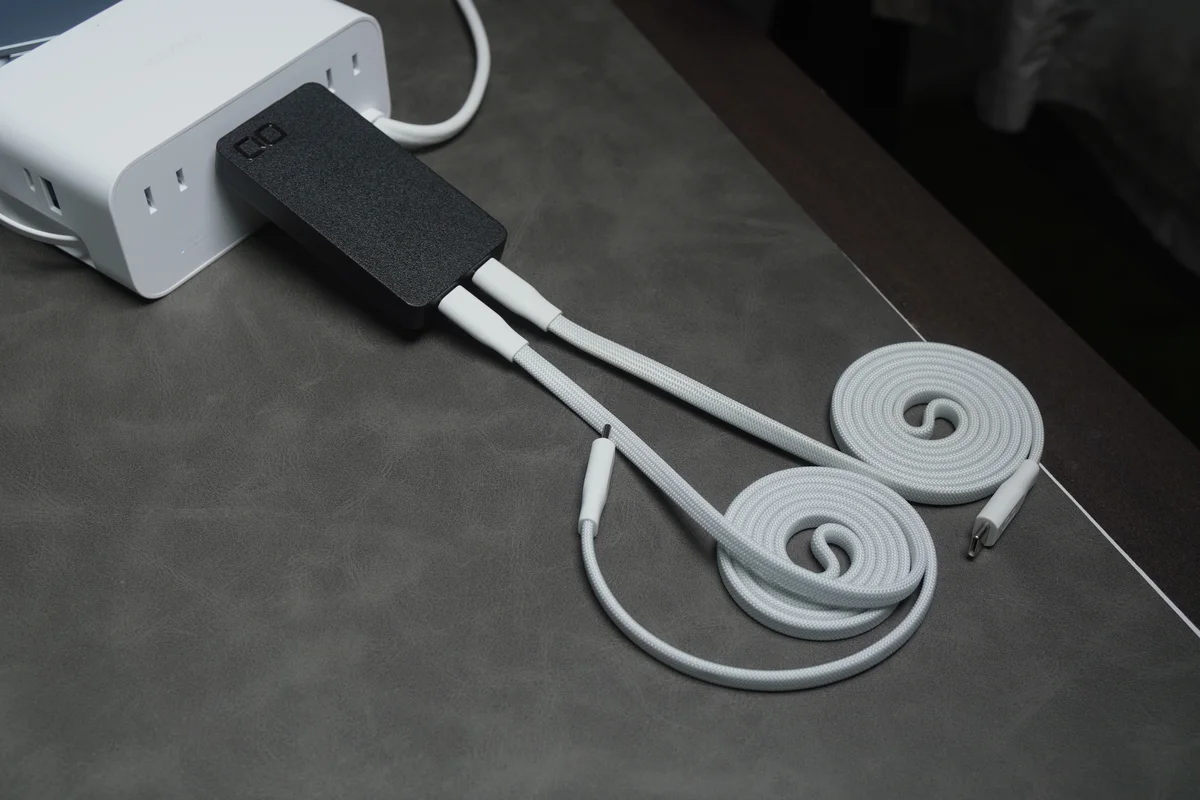 薄型充電器を使用している様子