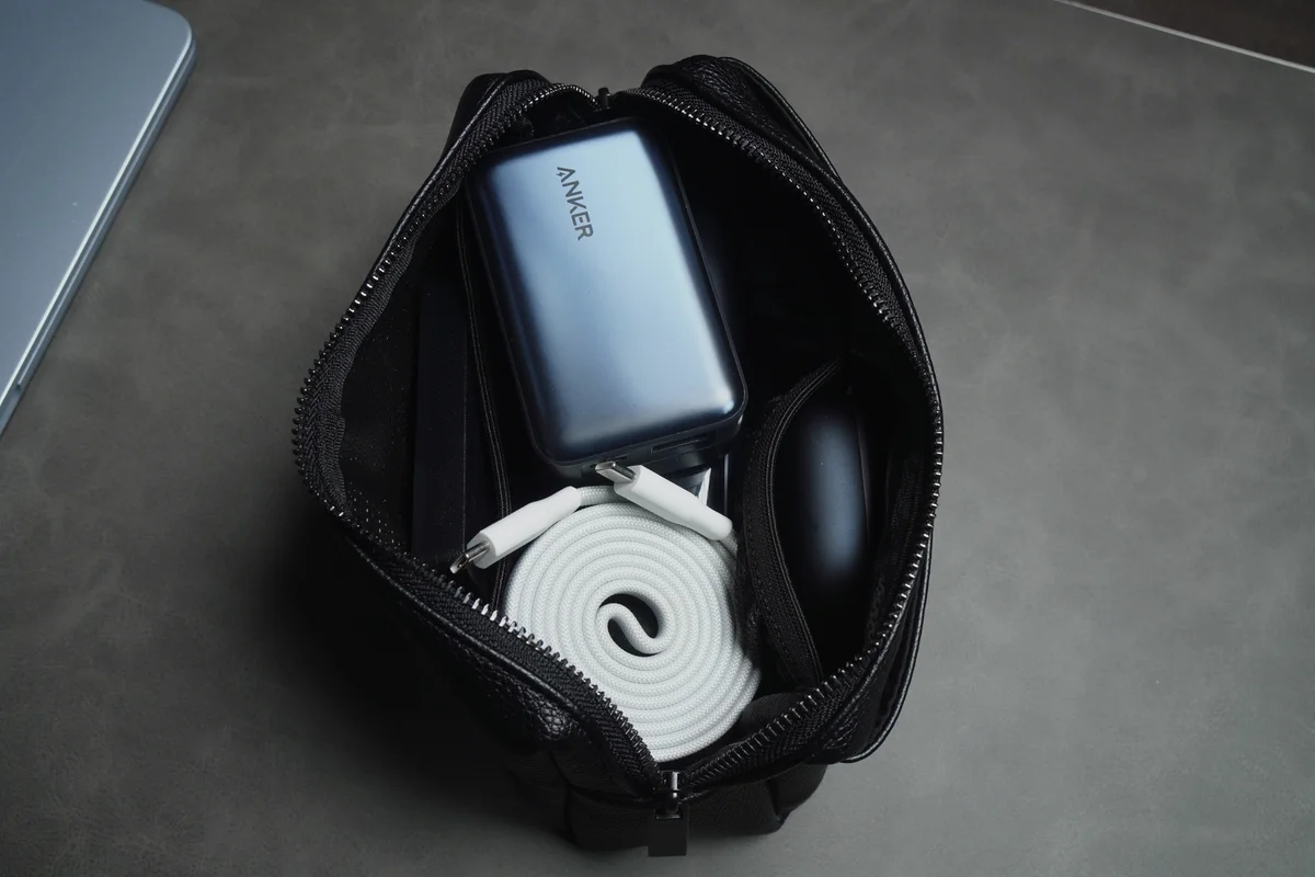 Anker Style Pouchの内部に収納したケーブル類の写真