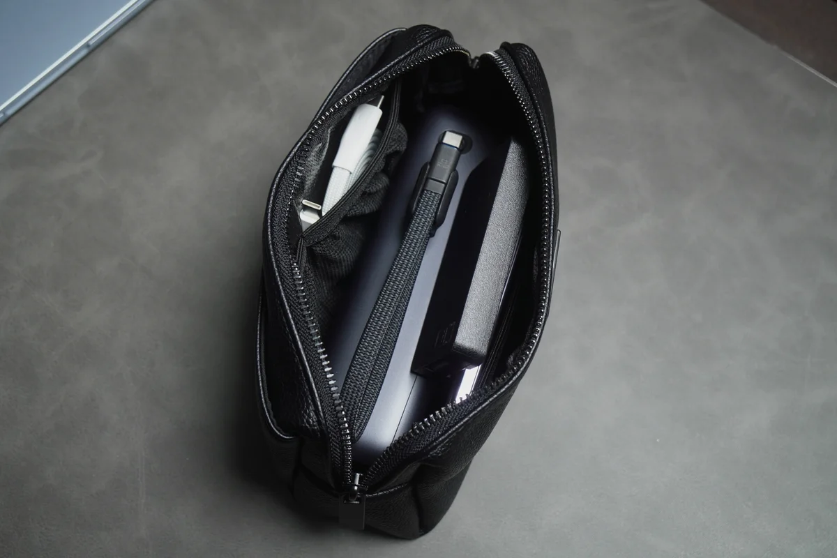 Anker Style Pouch内部に収納したガジェットの写真