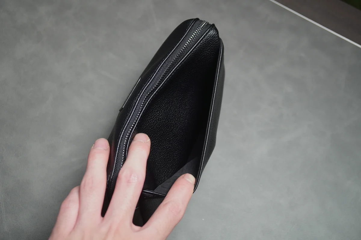 Anker Style Pouchを手に持っている様子