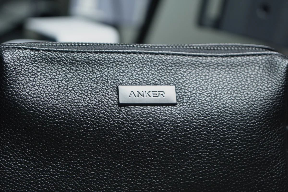 Anker Style Pouchのロゴプレートをアップで撮影した写真