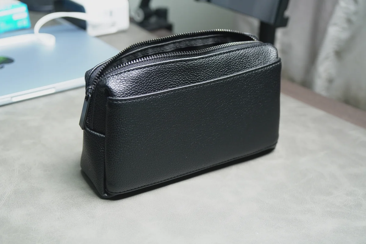 Anker Style Pouchを机の上に置いた状態の写真