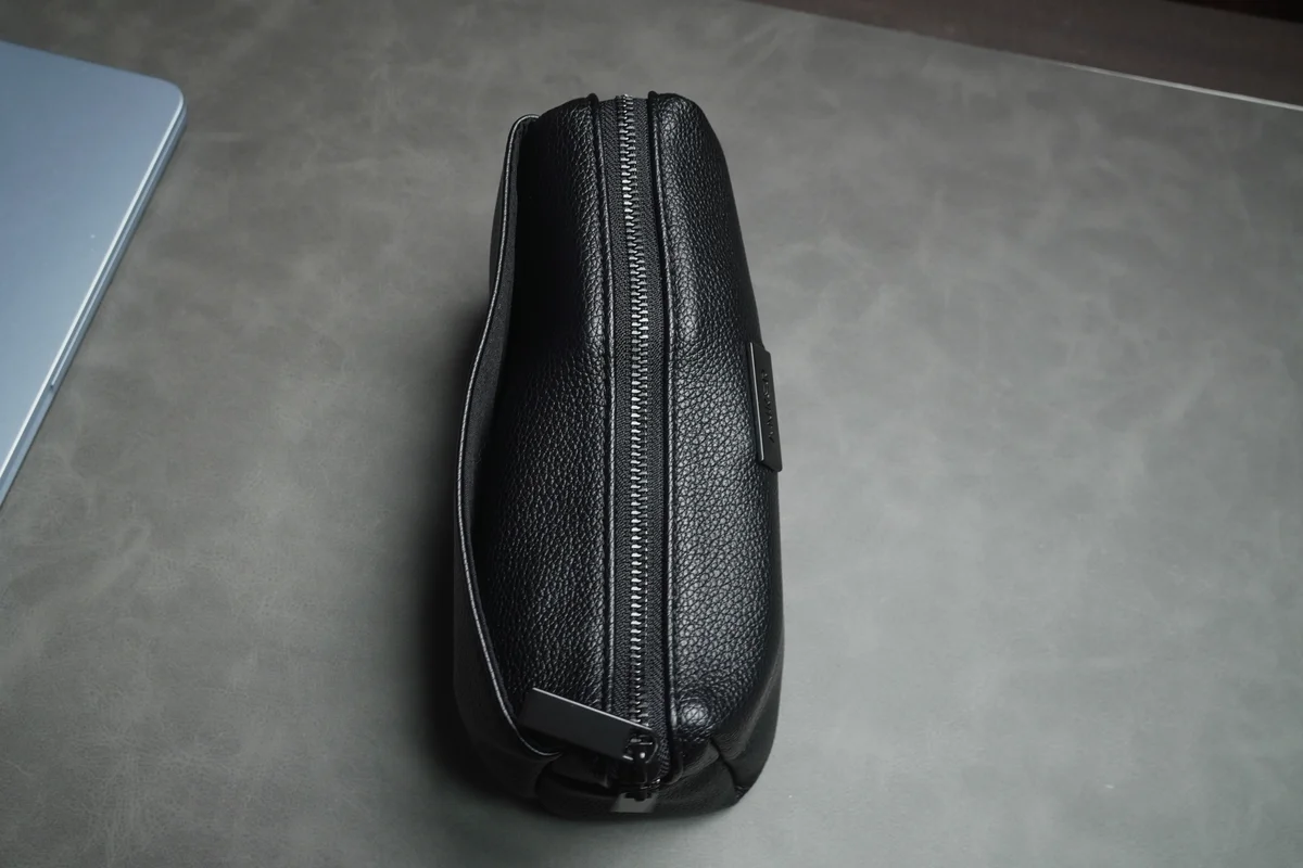 Anker Style Pouchを横に倒して置いた写真