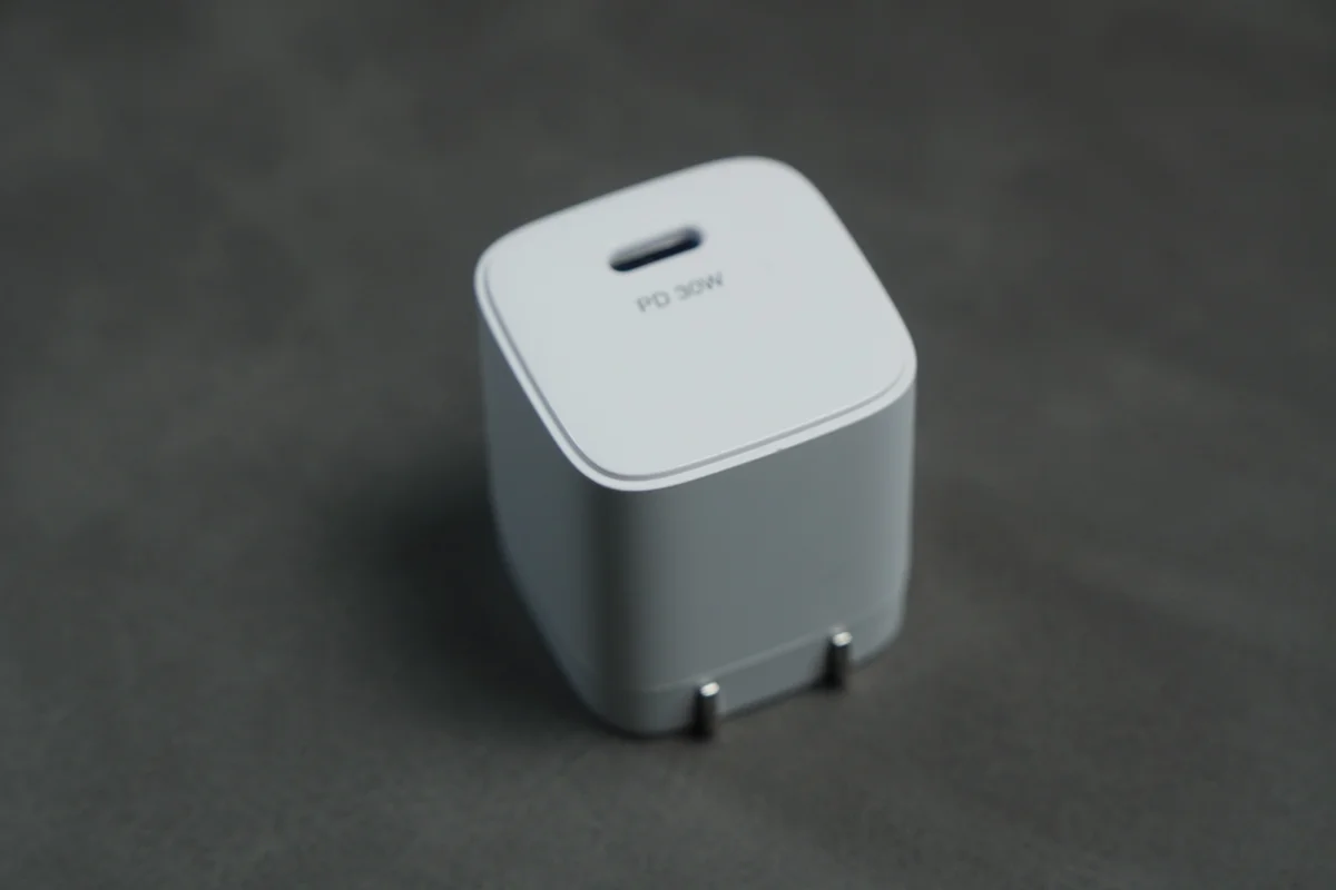 ダイソーの30W GaN充電器本体を斜め上から撮影しUSB-Cポート面を写した写真