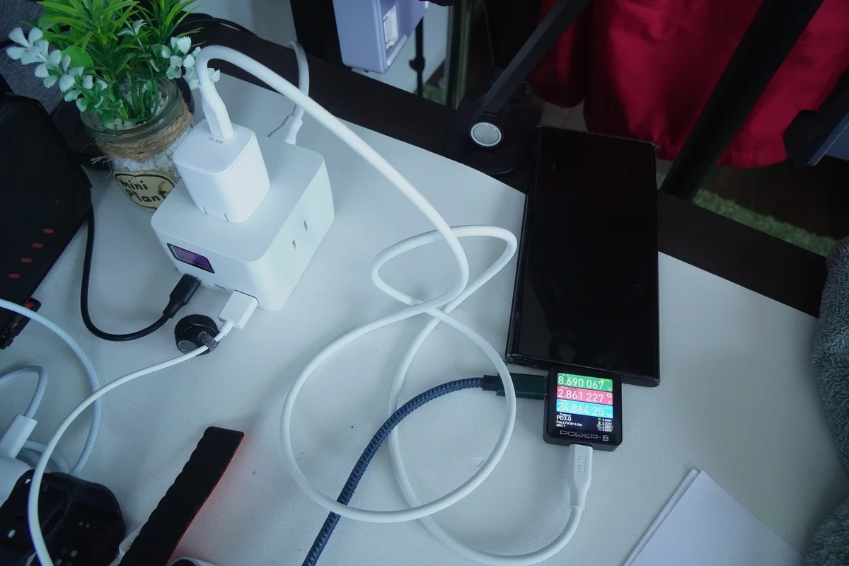 ダイソーの30W GaN充電器でGalaxy端末を充電し電力計が約24.9Wを示している写真