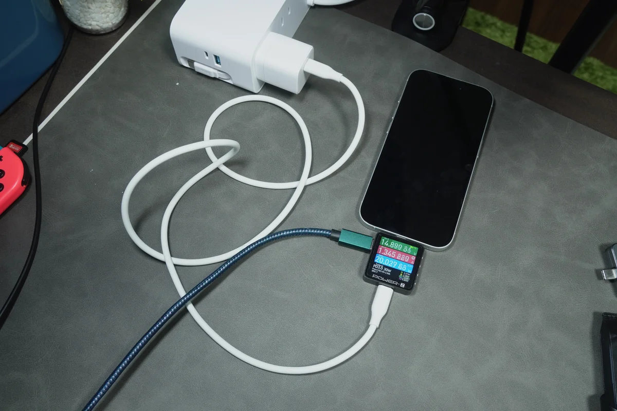 ダイソーの30W GaN充電器でiPhoneを充電し電力計が約20.0Wを示している写真