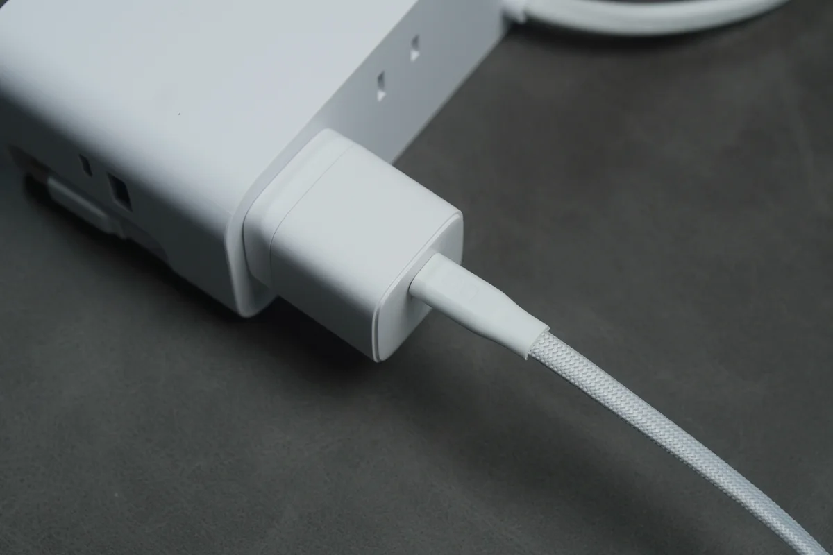 ダイソーの30W GaN充電器を電源タップに挿しUSB-Cケーブルを接続した状態の写真