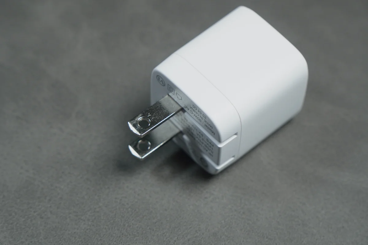 ダイソーの30W GaN充電器の折りたたみ式プラグを起こした状態の写真