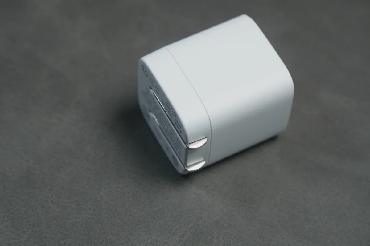 ダイソーの30W GaN充電器のプラグを折りたたんで側面から写した写真