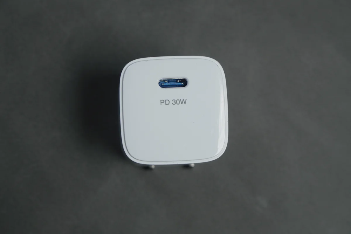 ダイソーの30W GaN充電器のUSB-Cポートと「PD 30W」の印字を正面から写した写真