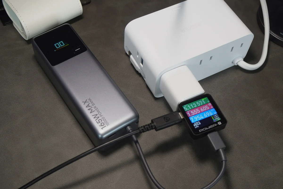 ダイソーの30W GaN充電器でモバイルバッテリーを充電し電力計が約8.0Wを示している写真