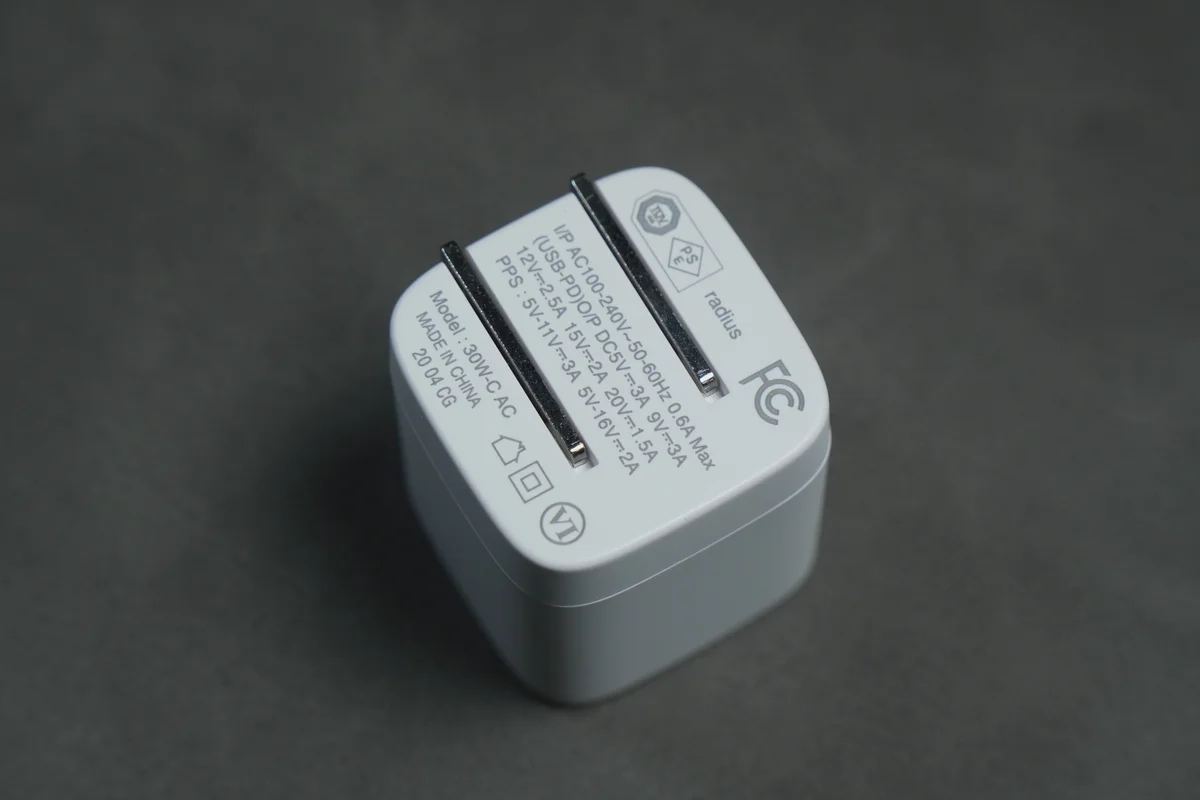 ダイソーの30W GaN充電器のプラグ面に印字された出力仕様ラベルをクローズアップした写真