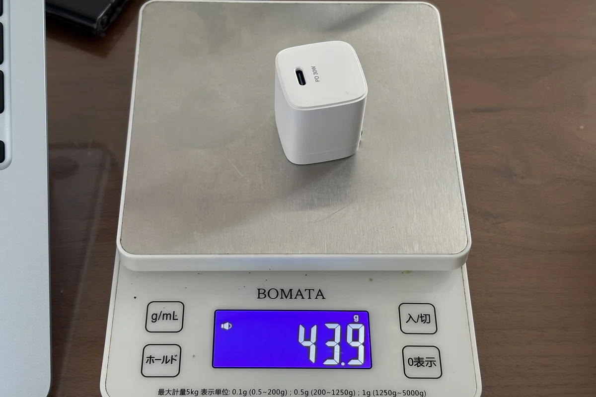 ダイソーの30W GaN充電器をキッチンスケールに載せて重量43.9gを実測した写真