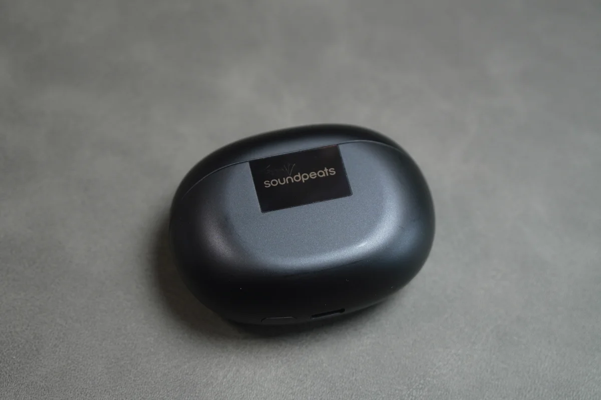 SOUNDPEATS Air6 Proの充電ケース裏面のsoundpeatsロゴを斜めから撮影した写真