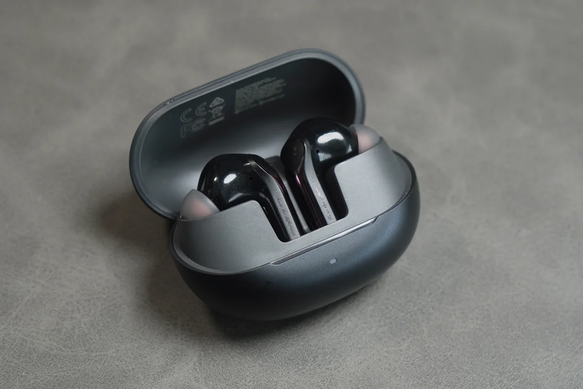 SOUNDPEATS Air6 Proの充電ケースを開けてイヤホンが収まった状態を斜めから撮影した写真