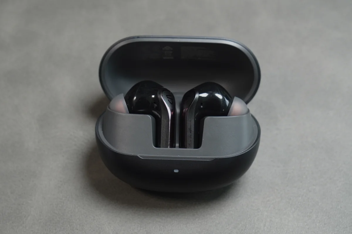 SOUNDPEATS Air6 Proの充電ケースを開けて左右のイヤホンを正面から撮影した写真