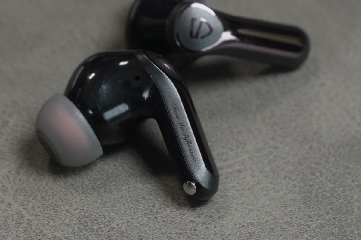 SOUNDPEATS Air6 Proのイヤホン本体をクローズアップし「Hear the Difference」の刻印とイヤーピースを写した写真