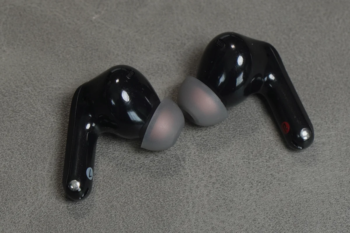 SOUNDPEATS Air6 Proの左右イヤホンをL・Rの刻印が見えるように並べた写真