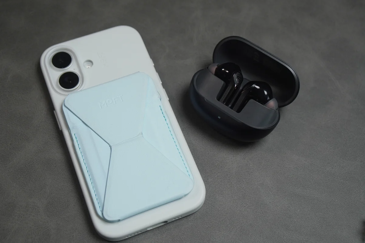 SOUNDPEATS Air6 Proの開いた充電ケースをiPhone 16と並べてサイズを比較した写真