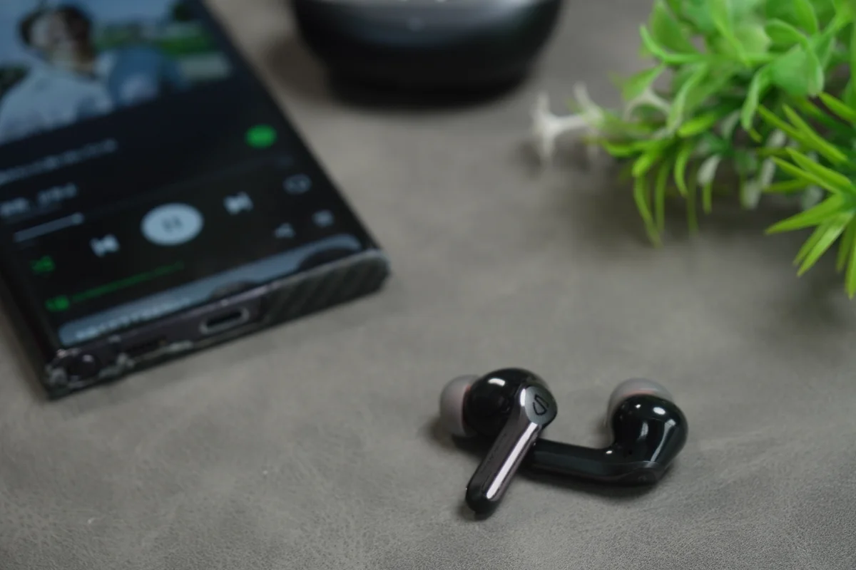 SOUNDPEATS Air6 Proのイヤホンをスマートフォンの音楽再生画面と一緒に置いた写真