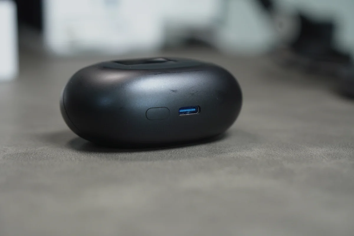 SOUNDPEATS Air6 Proの充電ケース側面にあるUSB-Cポートとペアリングボタンをクローズアップした写真