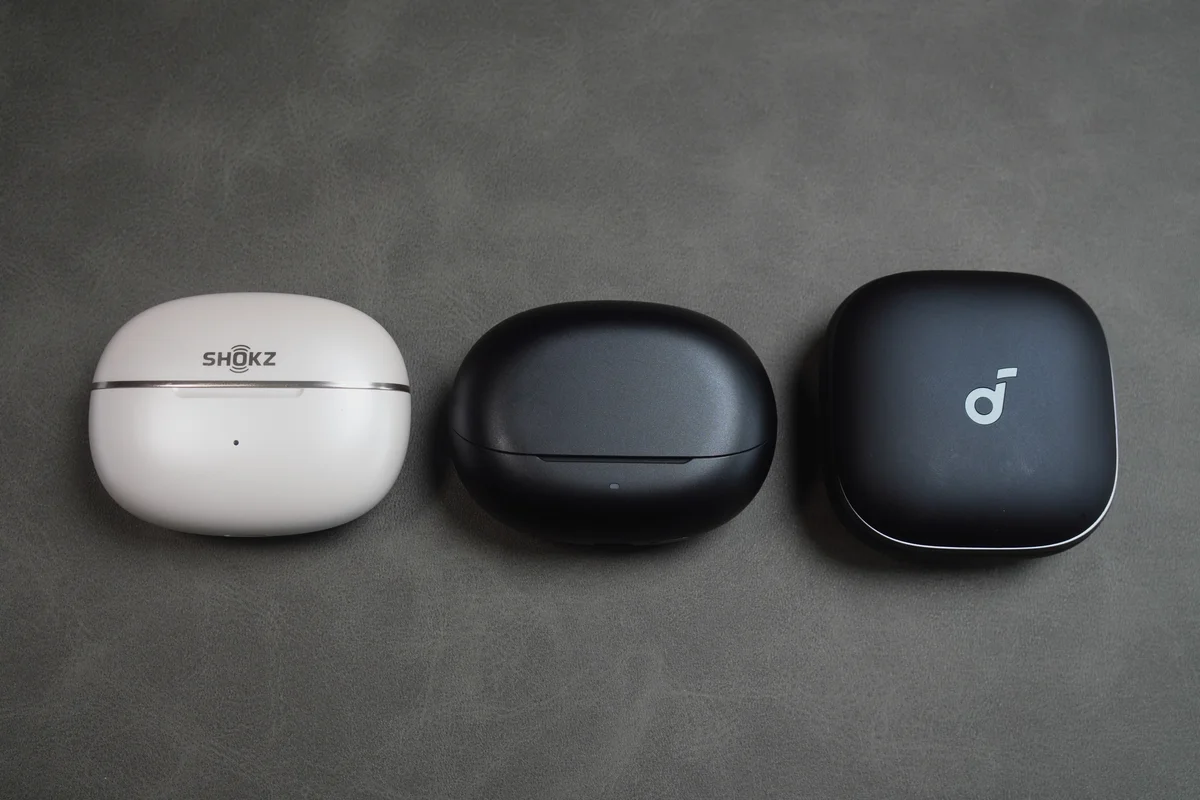 SOUNDPEATS Air6 Proの充電ケースをSHOKZとsoundcoreのイヤホンケースと並べてサイズを比較した写真