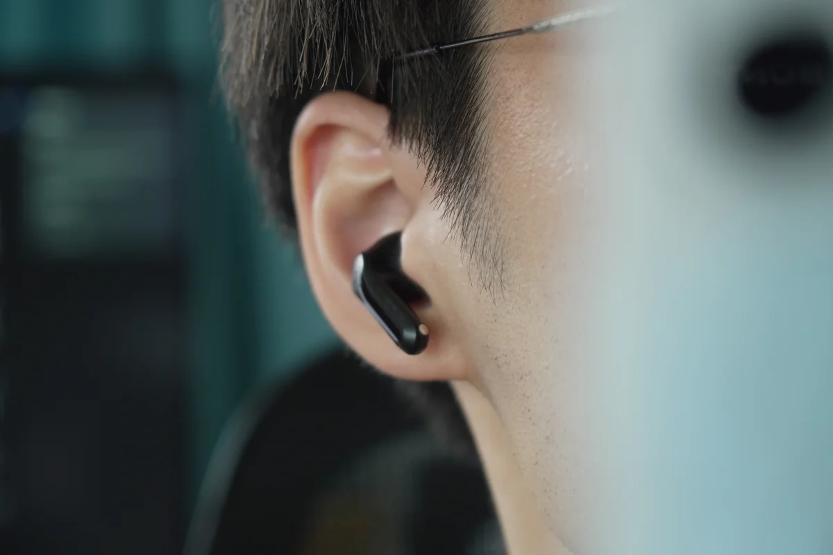 SOUNDPEATS Air6 Proのイヤホンを実際に耳に装着した状態を横から撮影した写真