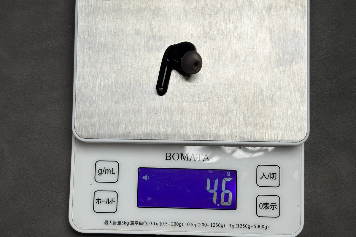SOUNDPEATS Air6 Proのイヤホン片側をキッチンスケールに載せて重量4.6gを実測した写真