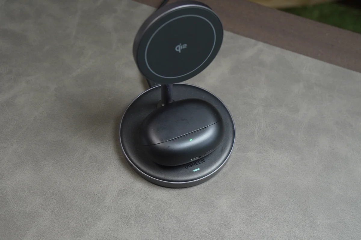 SOUNDPEATS Air6 Proの充電ケースをQi2ワイヤレス充電器に載せて充電している写真