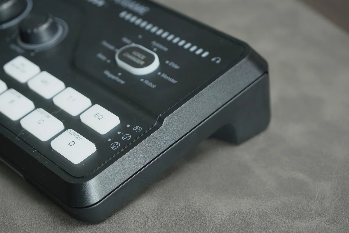 FIFINE AmpliGame SC8を斜め後ろから撮影し本体の厚みを見せた写真