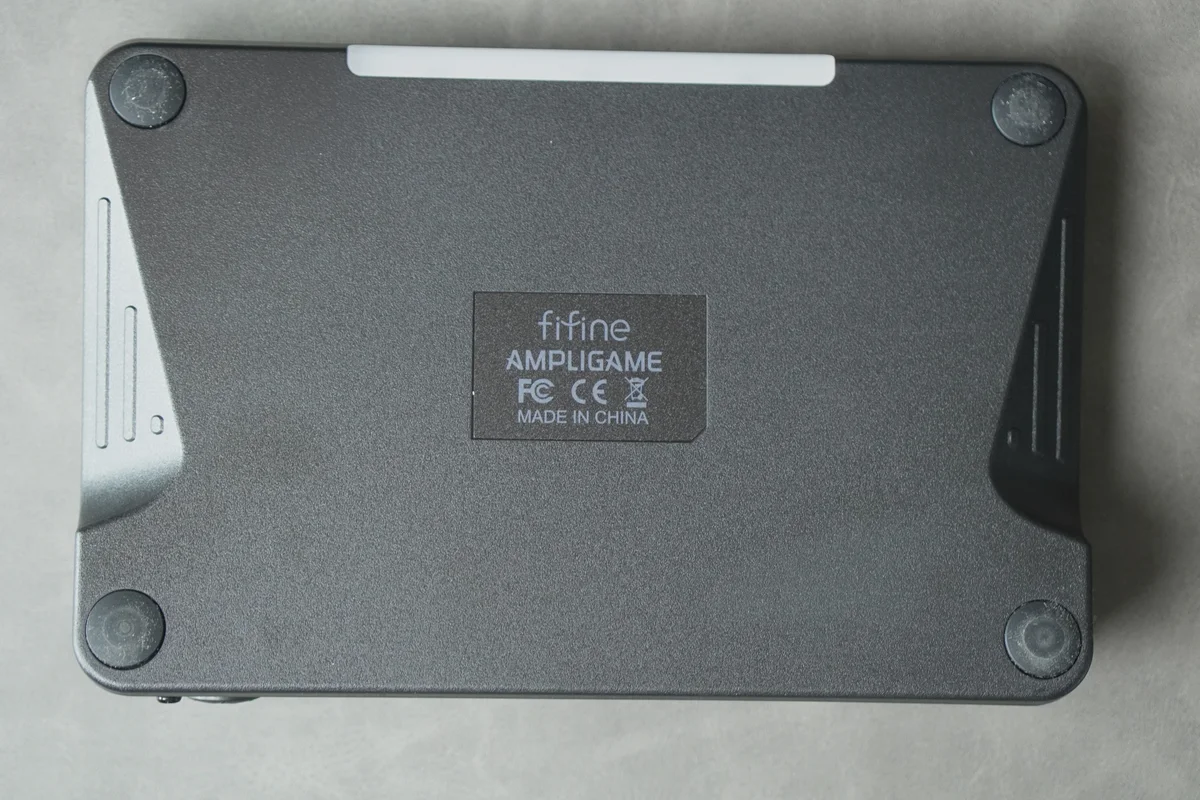 FIFINE AmpliGame SC8の裏面と四隅の滑り止めを見せた写真