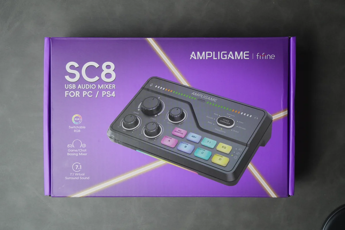 FIFINE AmpliGame SC8のパッケージ外箱を真上から撮影した写真