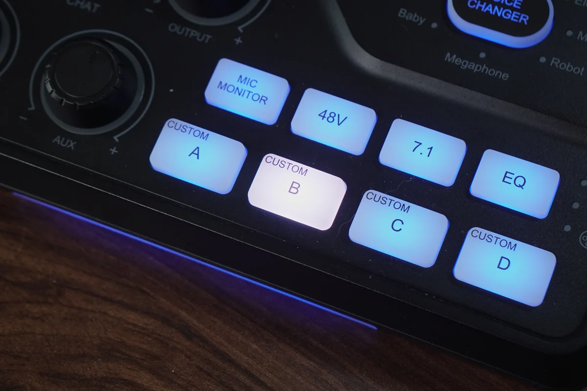 FIFINE AmpliGame SC8のCUSTOM Bボタンを押して白く点灯させた状態の写真