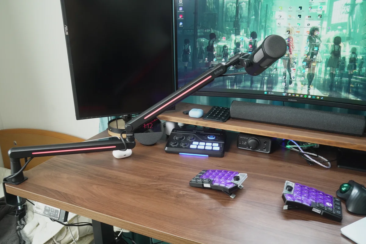 FIFINE AmpliGame SC8とマイクアームを設置したデスク全体を斜めから撮影した写真