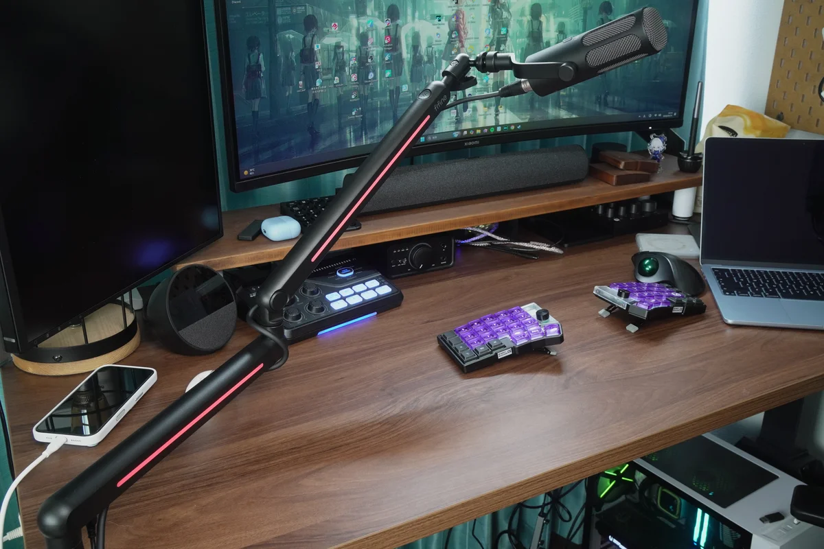 FIFINE AmpliGame SC8をマイクアームと並べて設置した140×70cmのデスク全体の写真