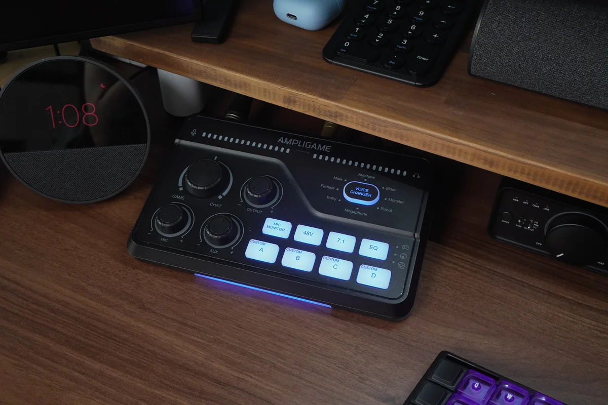 FIFINE AmpliGame SC8を奥行き20cmのデスクシェルフに設置し青色に点灯させた写真