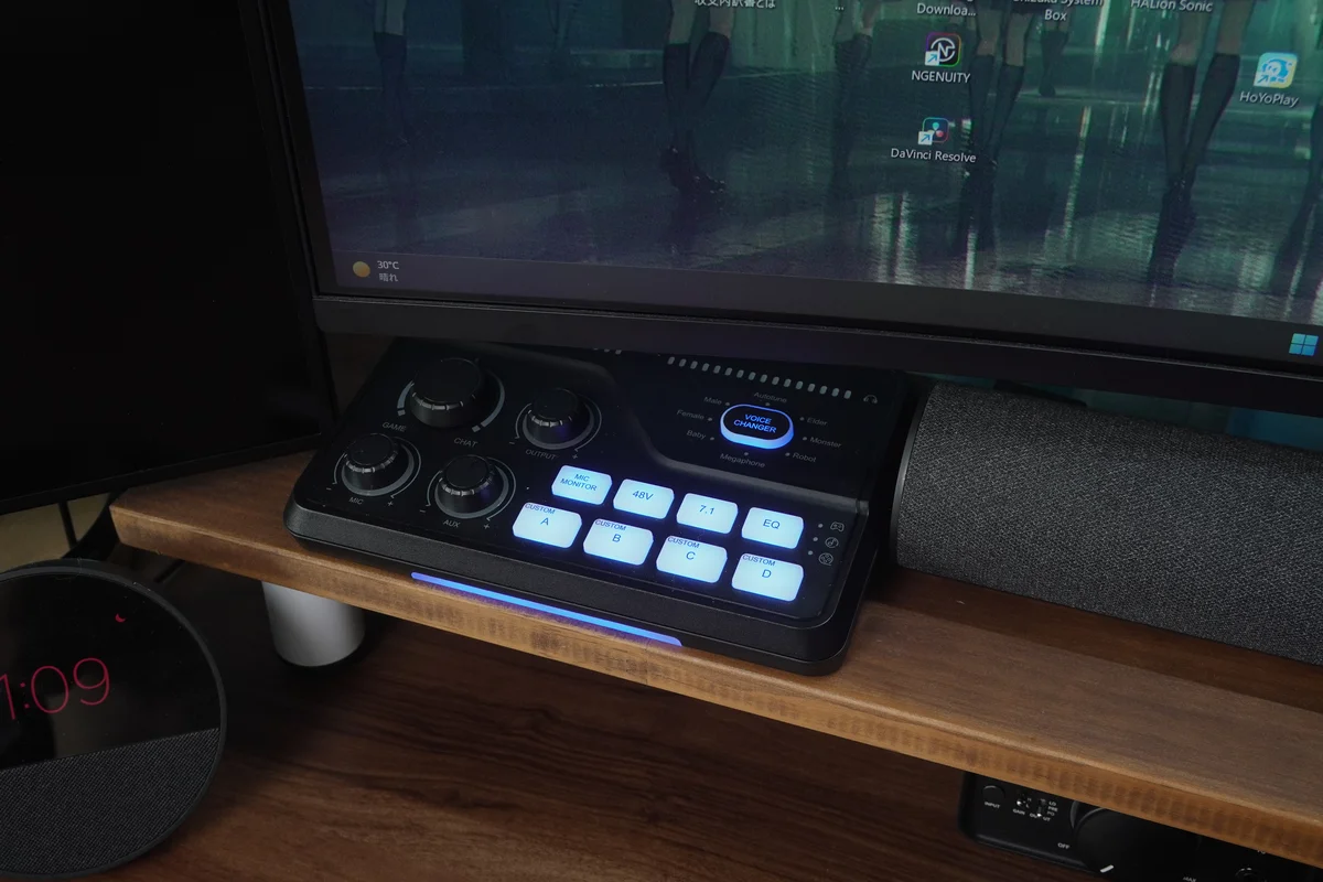 モニター下のデスクシェルフに設置したFIFINE AmpliGame SC8を点灯させた状態の写真