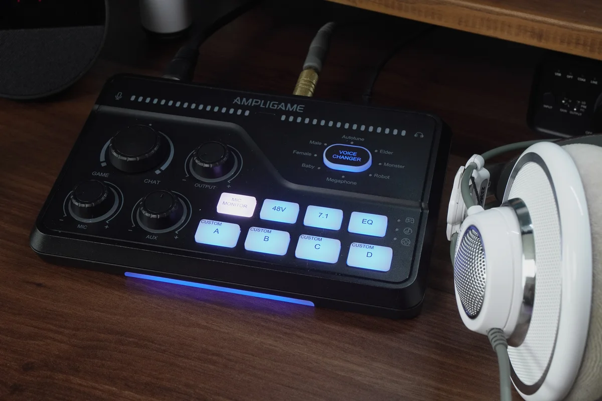 FIFINE AmpliGame SC8にAKG K701を接続し本体と並べて撮影した写真