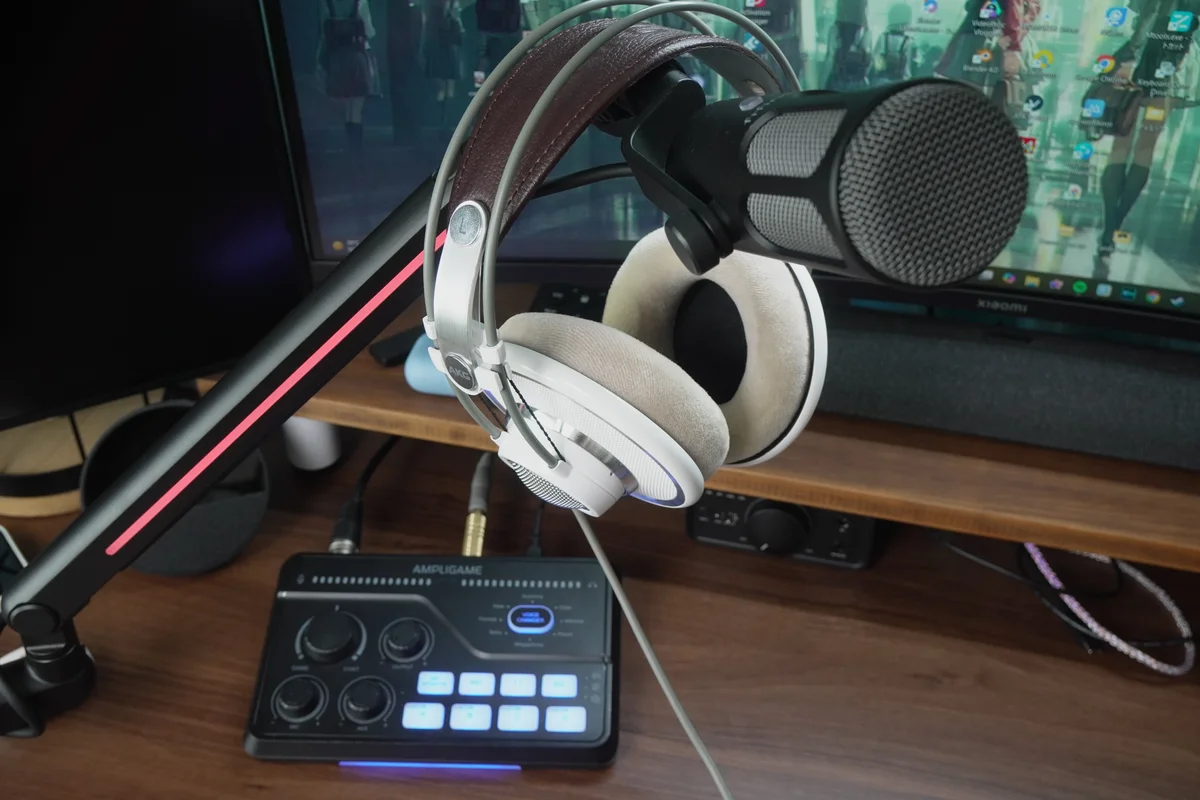 FIFINE AmpliGame SC8に接続したAKG K701をマイクアームに掛けた状態の写真