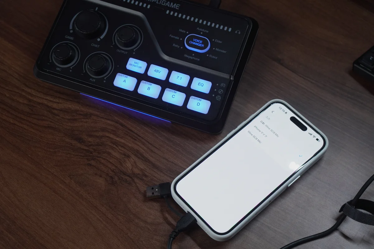FIFINE AmpliGame SC8をiPhoneにUSB-Cケーブル1本で接続した写真