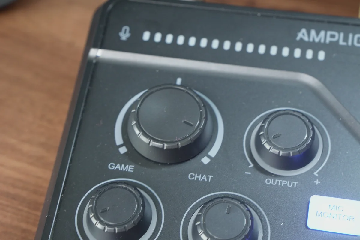 FIFINE AmpliGame SC8のGAME/CHATバランスノブを間近から撮影した写真
