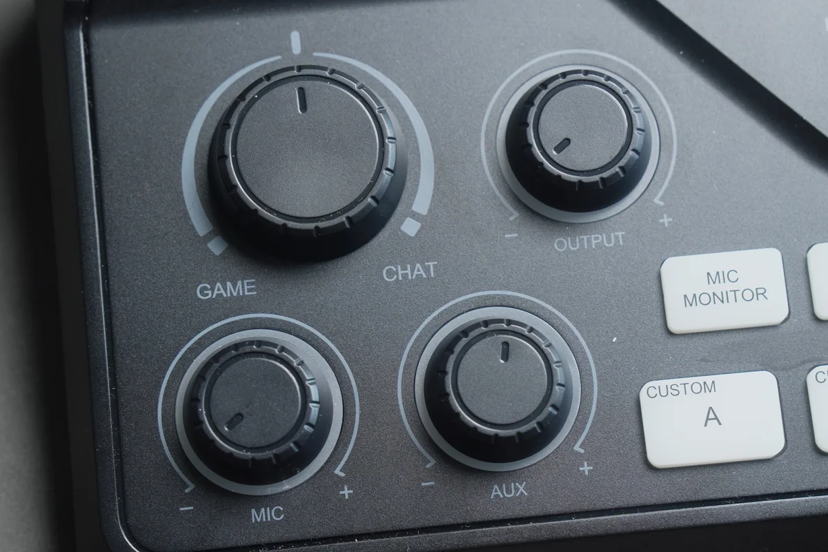 FIFINE AmpliGame SC8のGAME/CHATバランスノブとOUTPUT・MIC・AUXノブを拡大した写真