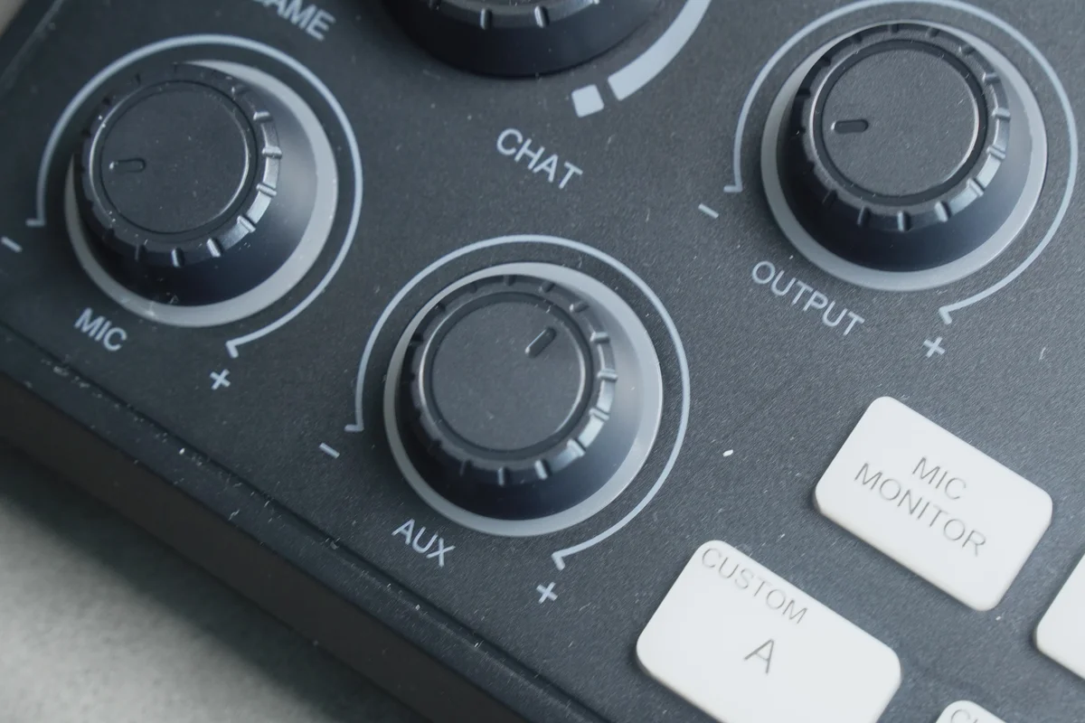 FIFINE AmpliGame SC8のMIC・AUX・OUTPUTノブを斜めから拡大した写真